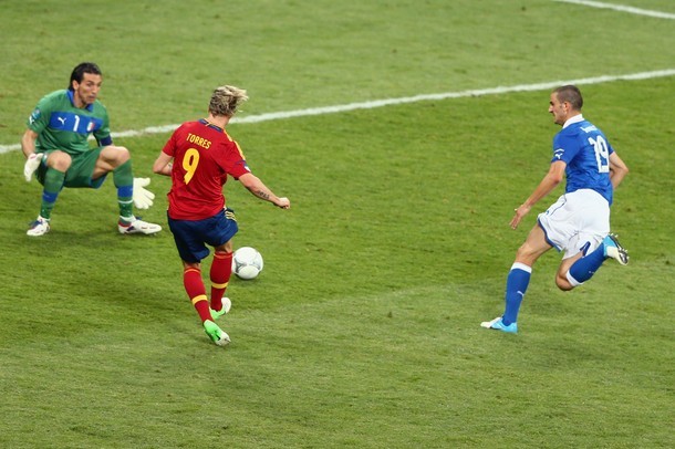 Vào sân thay Fabregas, Torres đã ghi bàn nâng tỷ số lên 3-0.